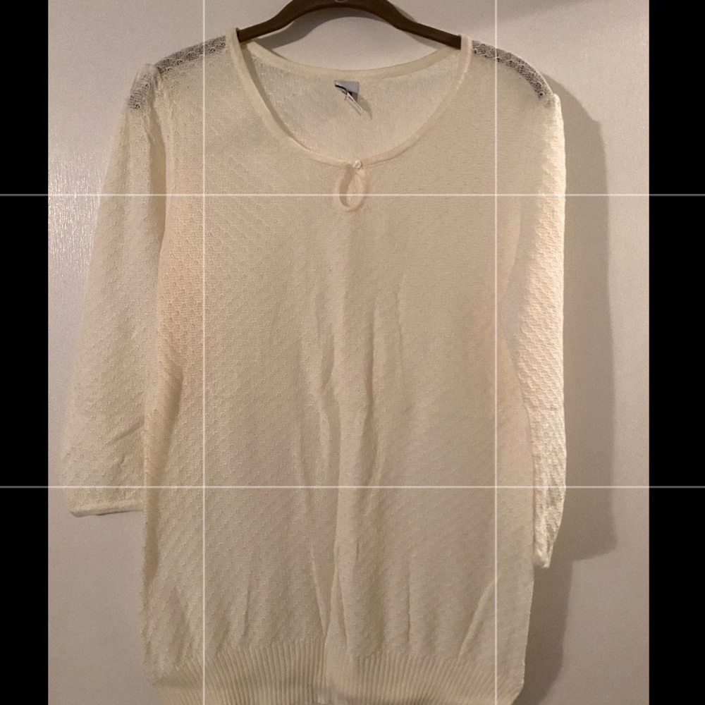 Gap, Ivory Light Weight 3/4 Sleeve Sweater.